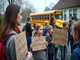 eltern-in-bergisch-gladbach-protestieren-gegen-streichung-von-schulbussen-fuer-kinder